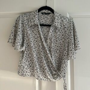 Floral print top with a collar